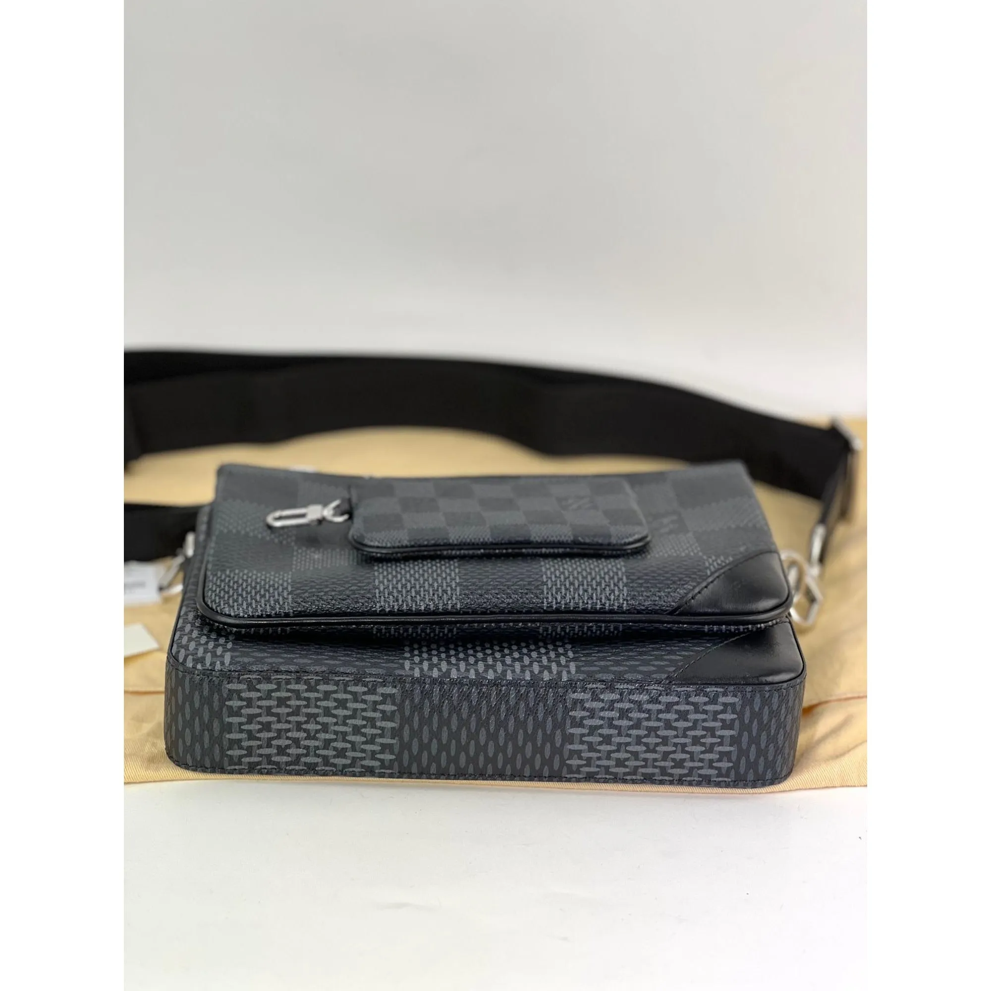 LOUIS VUITTON Trio Messenger Damier Graphite Men's Bag